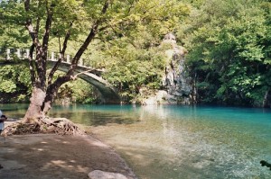 Die Steinbogenbrücke der Vikos-Schlucht