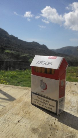 Eine Schachtel mit Assos-Zigaretten