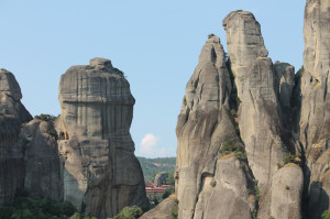 Blick auf die Sandsteinfelsen, zwischen denen eines der Meteoraklöstern zu sehen ist