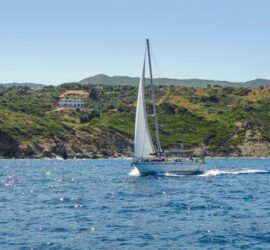 Ein Segelboot vor der Küste von Skiathos