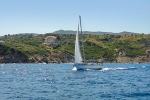 Ein Segelboot vor der Küste von Skiathos