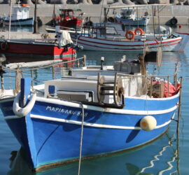 Fischerboot in einem kleinen Hafen auf Kreta