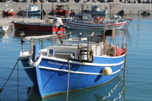 Fischerboot in einem kleinen Hafen auf Kreta